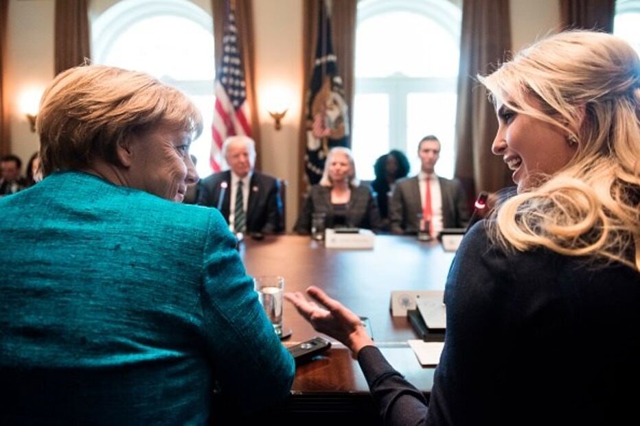 17 de março - A filha de Donald Trump, Ivanka, conversa com a chanceler alemã, Angela Merkel, antes do arranque de uma reunião na Casa Branca