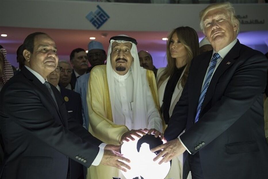 21 de maio - Donald Trump posa ao ao lado do rei da Arábia Saudita,  Salman bin Abdulaziz al-Saud, do presidente do Egito,  Abdel Fattah el-Sisi, e da mulher