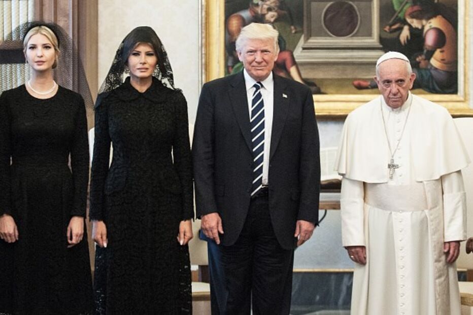 24 de maio - Donald Trump no seu primeiro encontro oficial com o Papa Francisco no Vaticano, onde se fez acompanhar pela filha Ivanka e pela mulher Melania