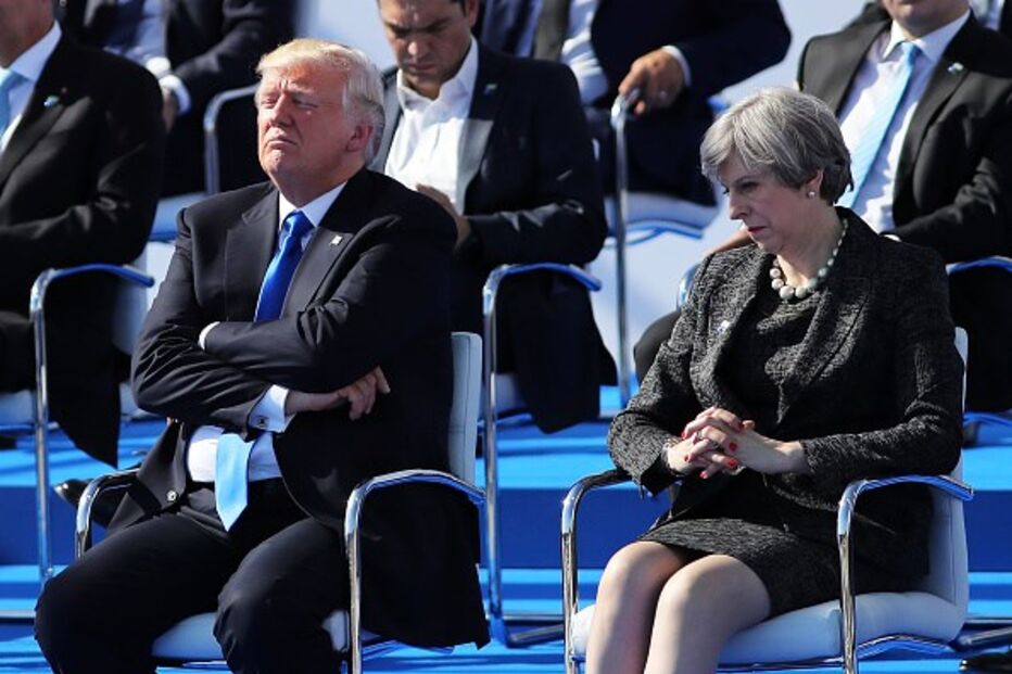 25 de maio - Donald Trump ao lado da primeira-ministra Theresa May durante a Cimeira da NATO, em Bruxelas