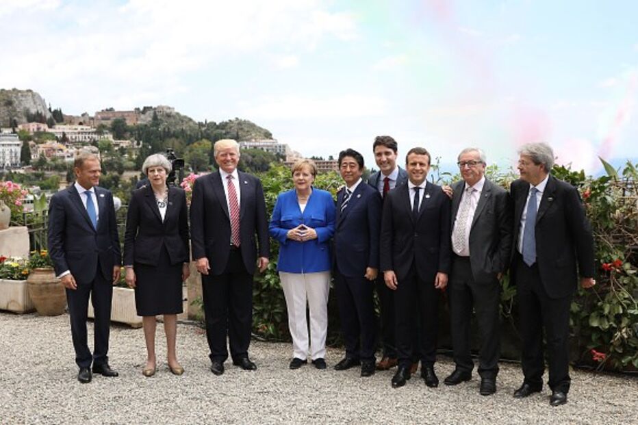 26 de maio - Presidente dos EUA ao lado dos líderes mundiais que compõem o G7, na Sicília, em Itália