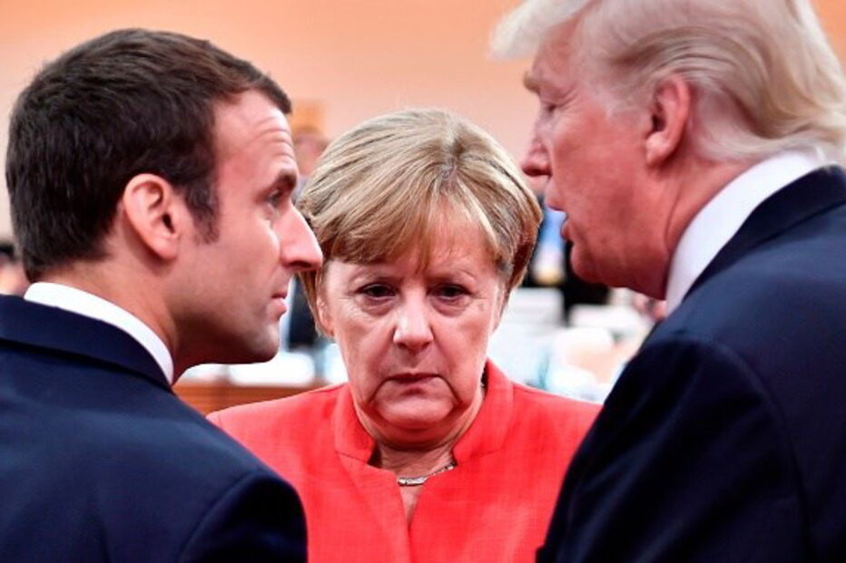 7 de julho - Donald Trump troca palavras com o presidente da França, Emmanuel Macron, e com a chanceler alemã, Angela Merkel, durante a cimeira G20, em Hamburgo