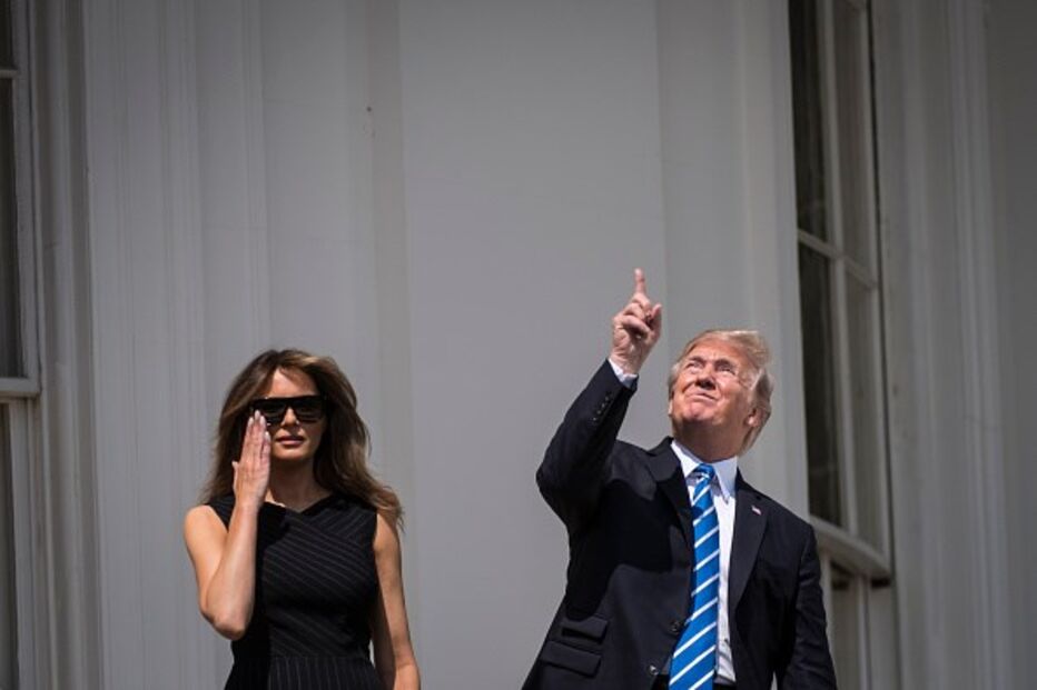 21 de agosto - Donald Trump observa o eclipse solar numa varanda da Casa Branca sem óculos de segurança