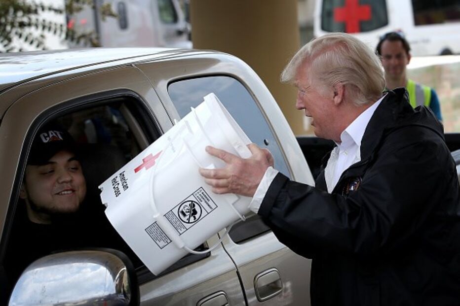 2 de setembro - O presidente dos EUA distribuiu bens materiais aos habitantes do Texas, estado devastado pela passagem do furacão Harvey