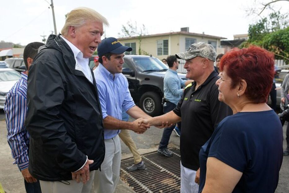 3 de outubro - Donald Trump à chegada de Porto Rico a tentar confortar as vítimas do furacão Maria