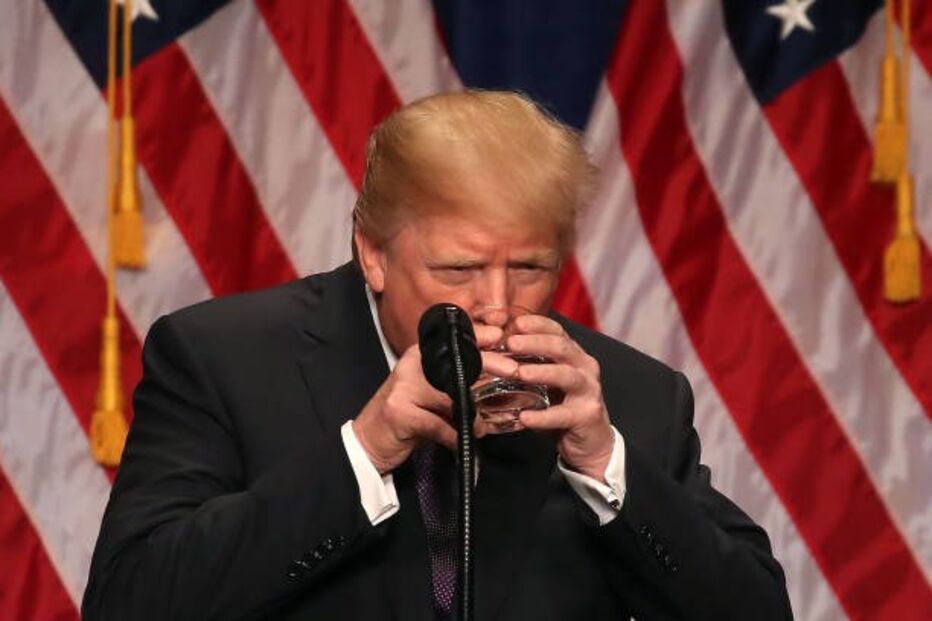 18 de dezembro - Donald Trump bebe um copo de água com as duas mãos durante discurso, algo que despertou a atenção dos EUA para o estado de saúde do presidente