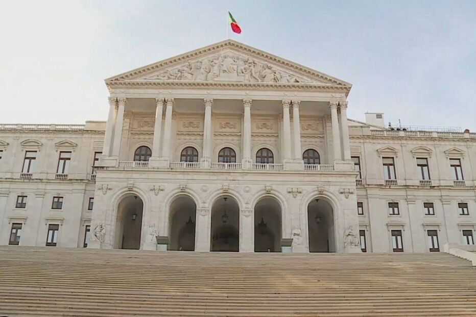 Vigília frente ao parlamento exige inquérito às adoções ilegais ligadas à IURD 