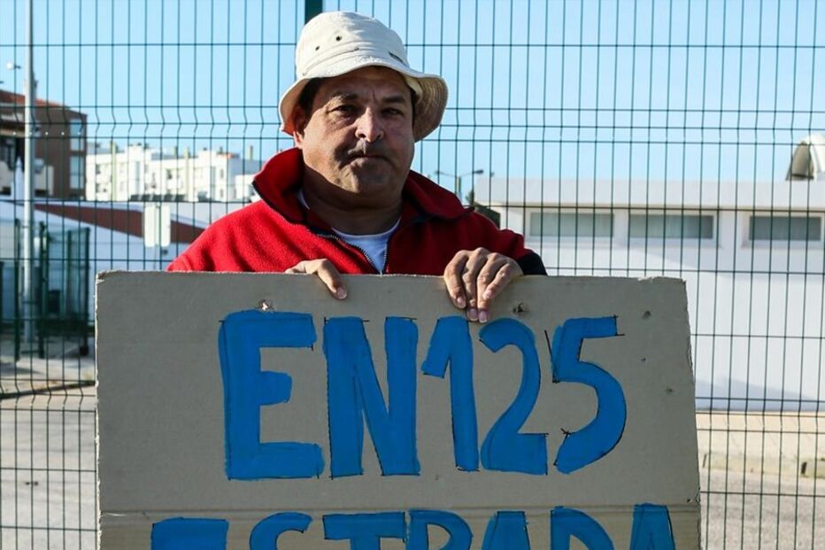 Dezenas de veículos em marcha lenta para exigir fim de portagens na A22