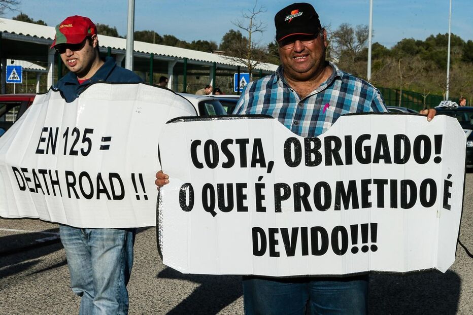 Dezenas de veículos em marcha lenta para exigir fim de portagens na A22