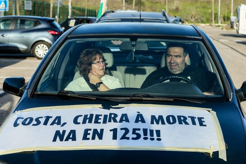 Dezenas de veículos em marcha lenta para exigir fim de portagens na A22