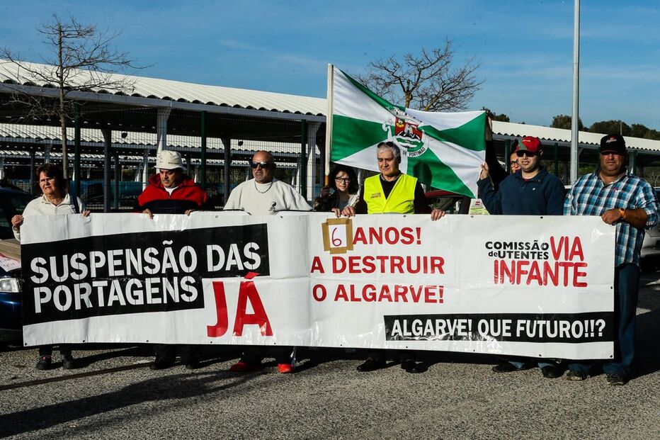 Dezenas de veículos em marcha lenta para exigir fim de portagens na A22