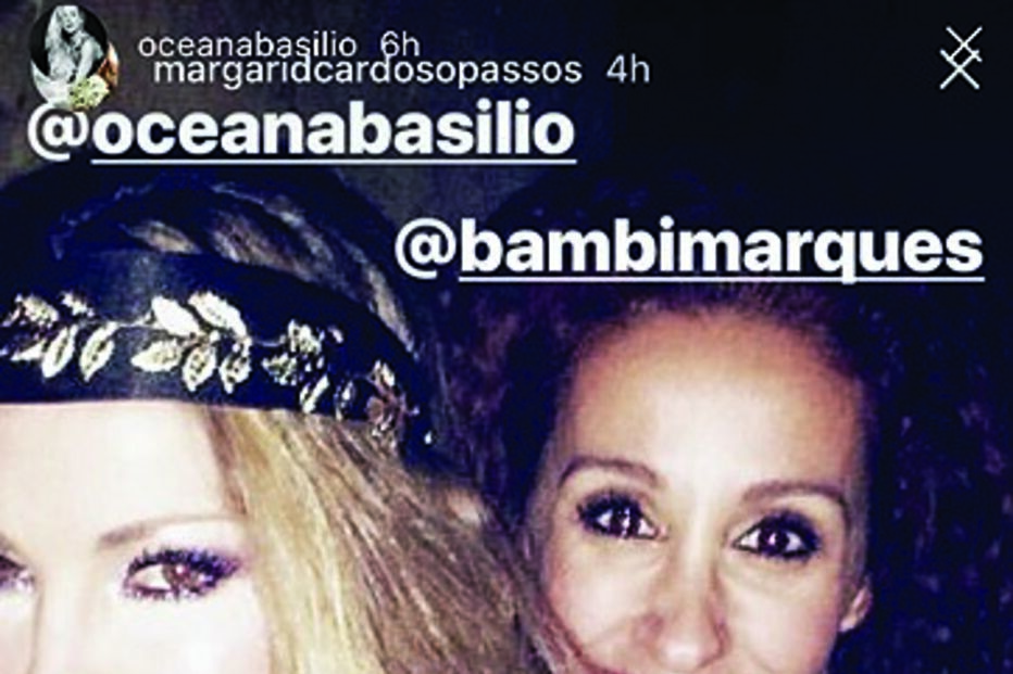 Atriz festeja com uma amiga