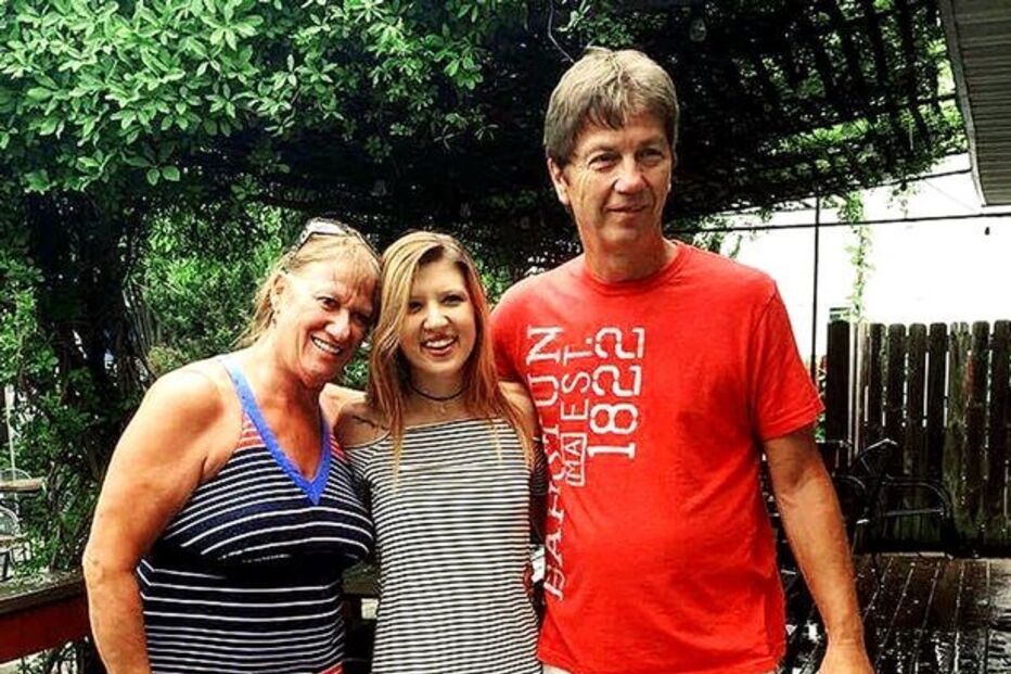 Hannah com o pai e a madrasta