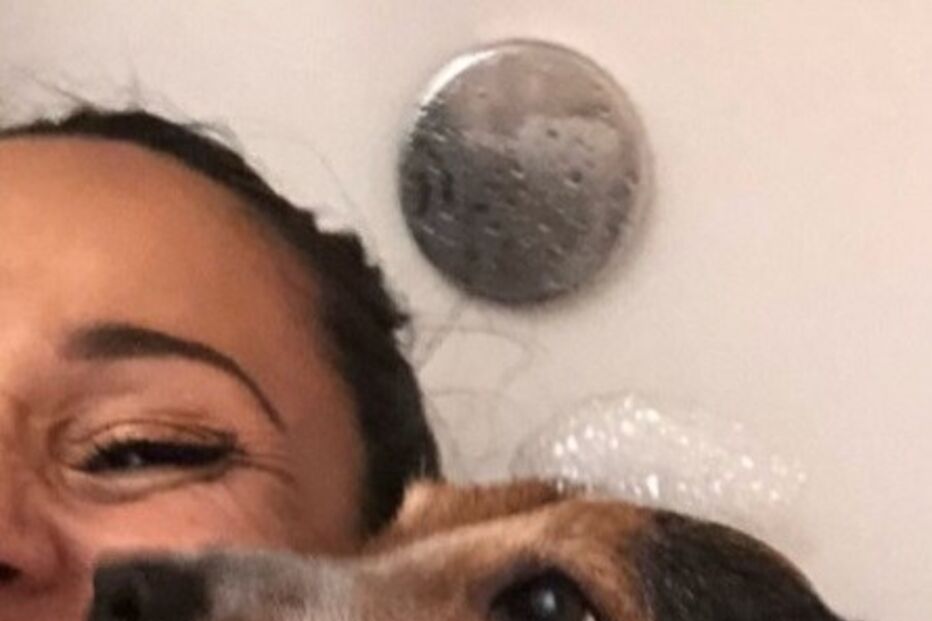 Rita Pereira nua na banheira com as cadelas