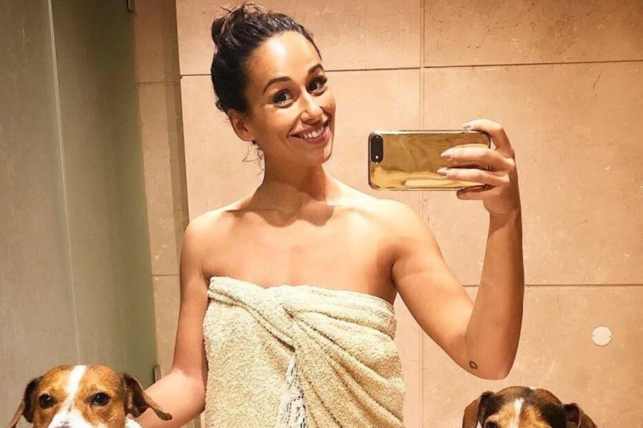 Rita Pereira nua na banheira com as cadelas