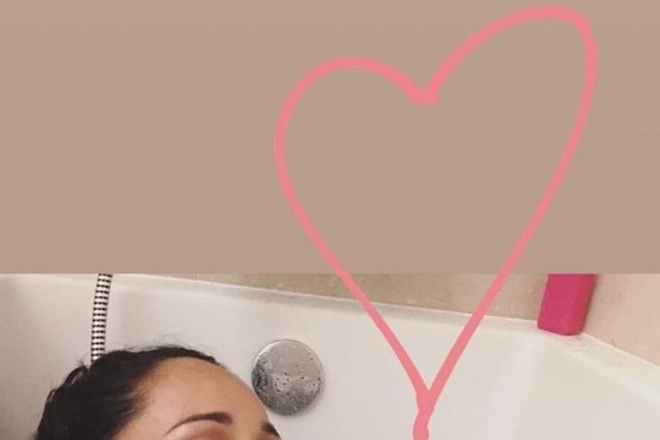 Rita Pereira nua na banheira com as cadelas