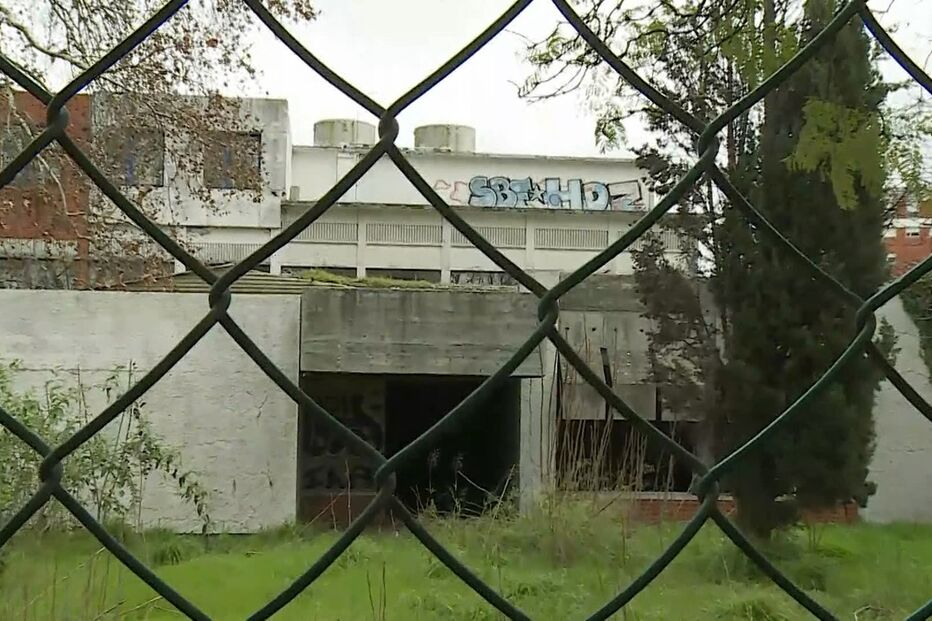 Antigas instalações do Metro vedadas e onde são visíveis vários graffiti