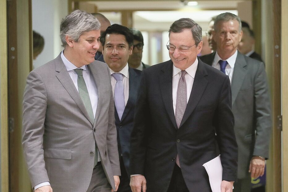 Mourinho Félix (atrás) será o homem forte das Finanças, com Centeno no Eurogrupo. À direita, Mario Draghi, do BCE    