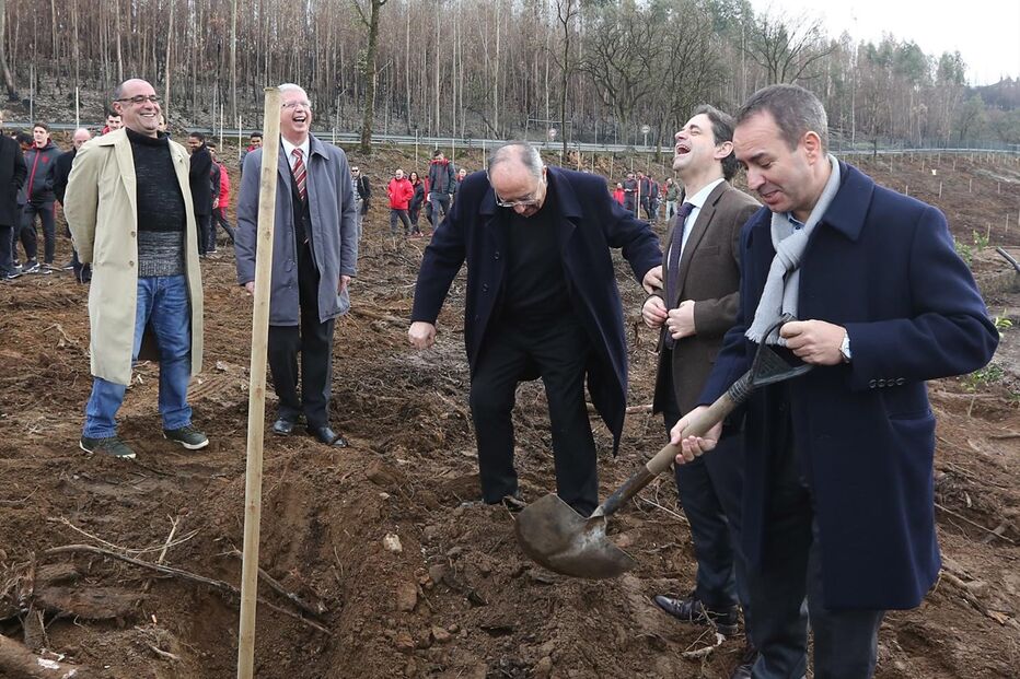 Presidente do Sp. Braga mostrou-se bem-humorado no momento em que plantava uma árvore