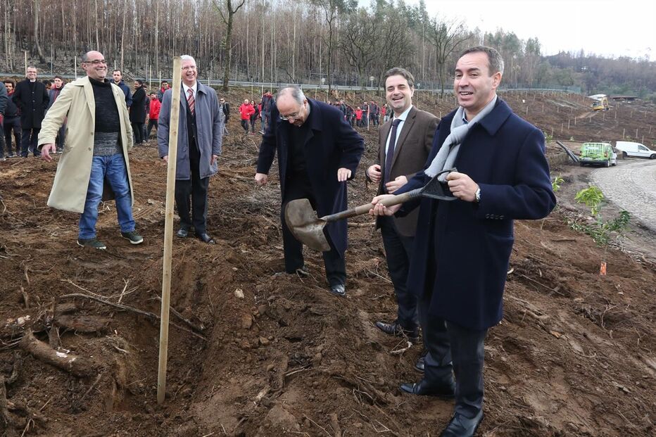 Presidente do Sp. Braga mostrou-se bem-humorado no momento em que plantava uma árvore