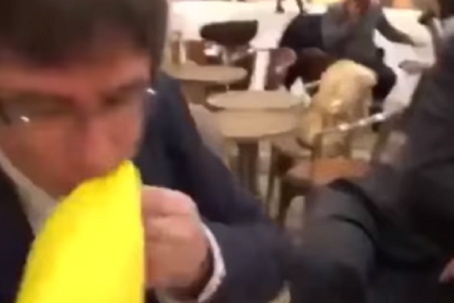 Puigdemont obrigado a beijar bandeira de Espanha