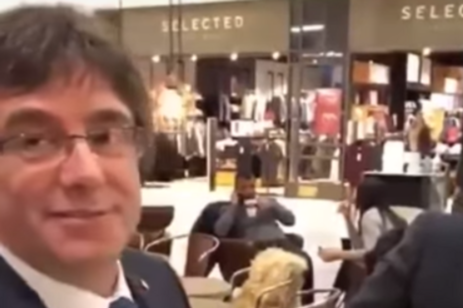 Puigdemont obrigado a beijar bandeira de Espanha