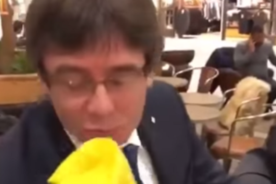 Puigdemont obrigado a beijar bandeira de Espanha