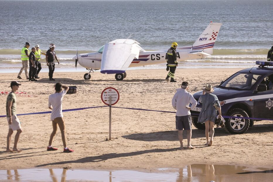 Pequeno Cessna aterrou de emergência no areal e atingiu as duas vítimas, matando-as