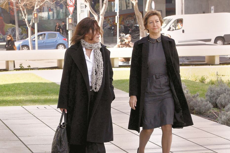 Maria Antónia Anes (à direita) à entrada do tribunal, com a advogada