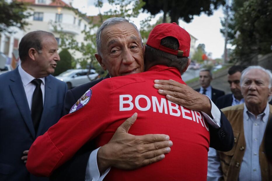 Marcelo abraça bombeiro em Oliveira do Hospital