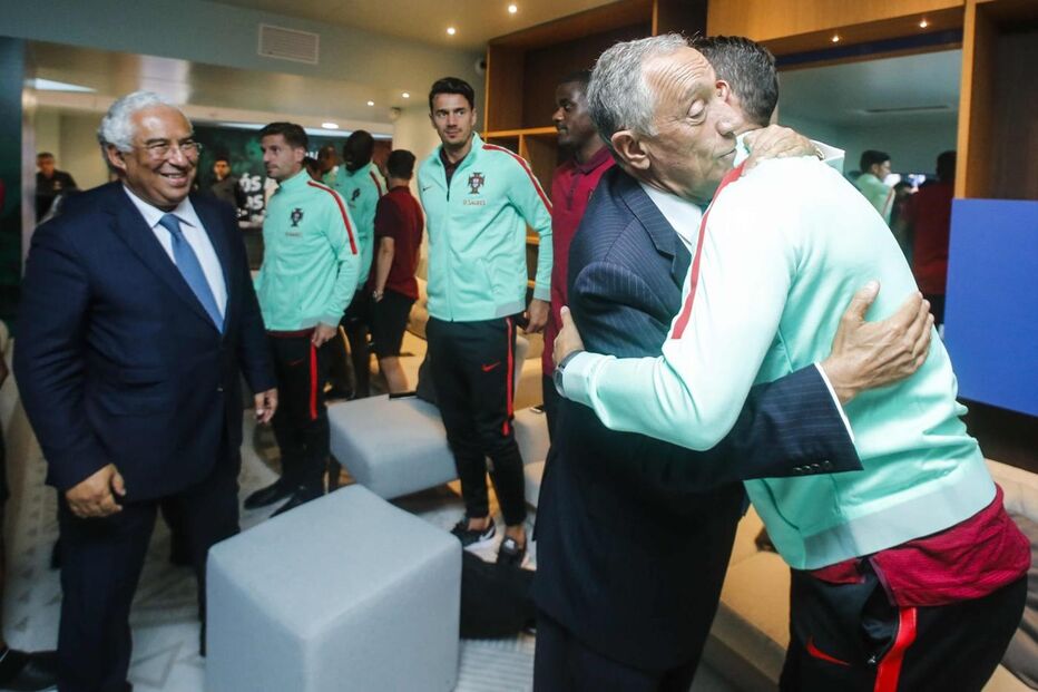 Marcelo abraça Cristiano Ronaldo