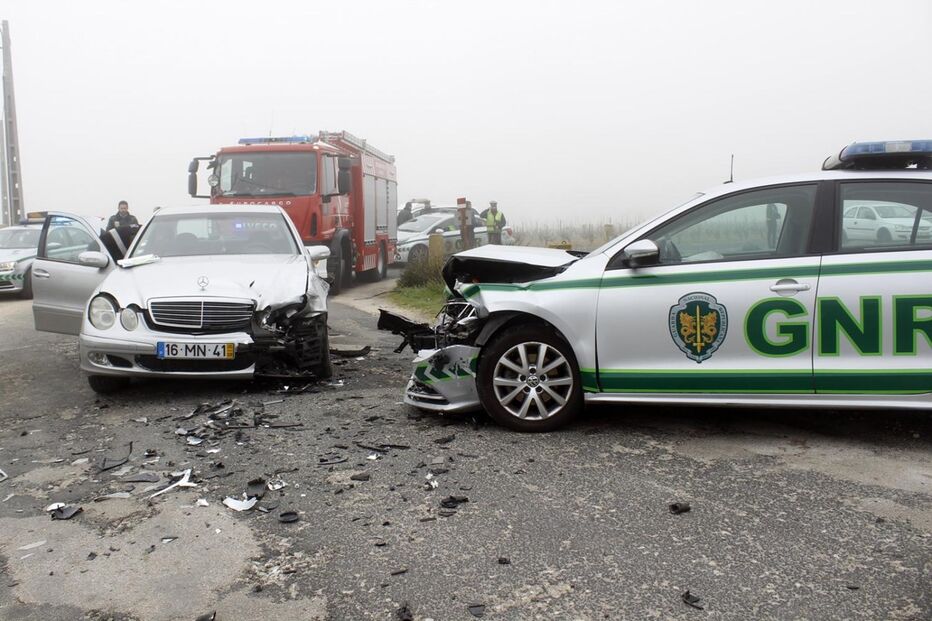 Carro da GNR embateu em veículo em fuga, em Almeirim