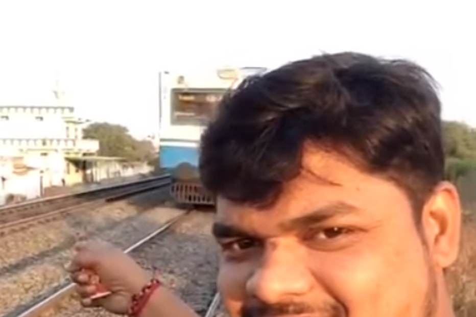 Jovem tira selfie enquanto comboio se aproxima