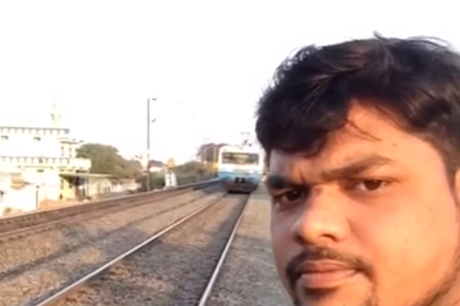 Jovem tira selfie enquanto comboio se aproxima