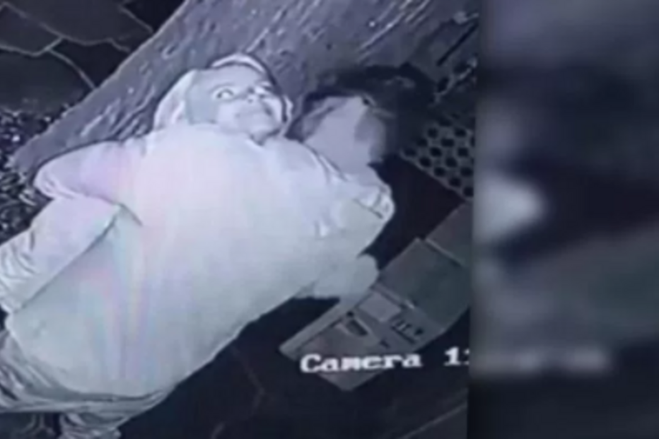 Alex Pall apanhado aos beijos com outra mulher