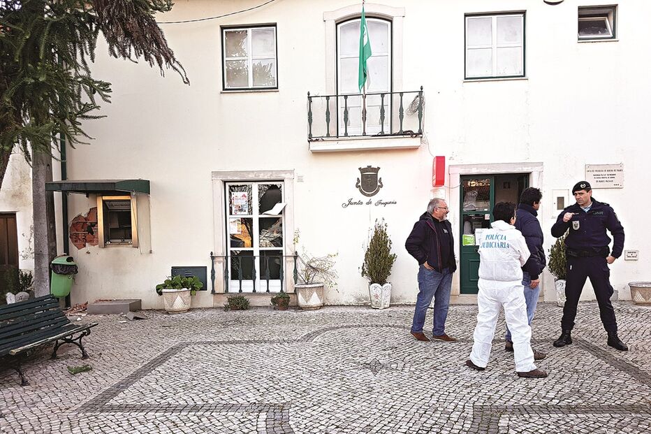 Explosão na caixa multibanco provocou danos no edifício da Junta de Freguesia em Ribeira de Frades, Coimbra  