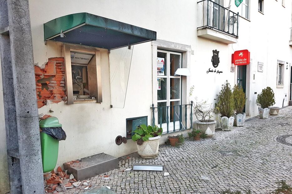 Explosão na caixa multibanco provocou danos no edifício da Junta de Freguesia em Ribeira de Frades, Coimbra  