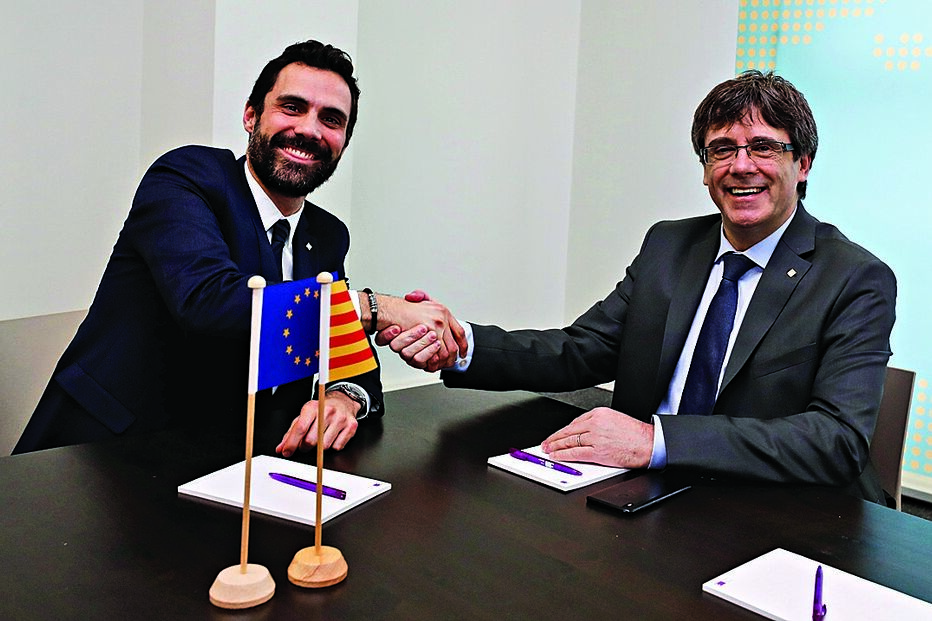 Puigdemont (à direita na foto) reuniu-se em Bruxelas com o novo presidente do parlamento catalão, Roger Torrent 