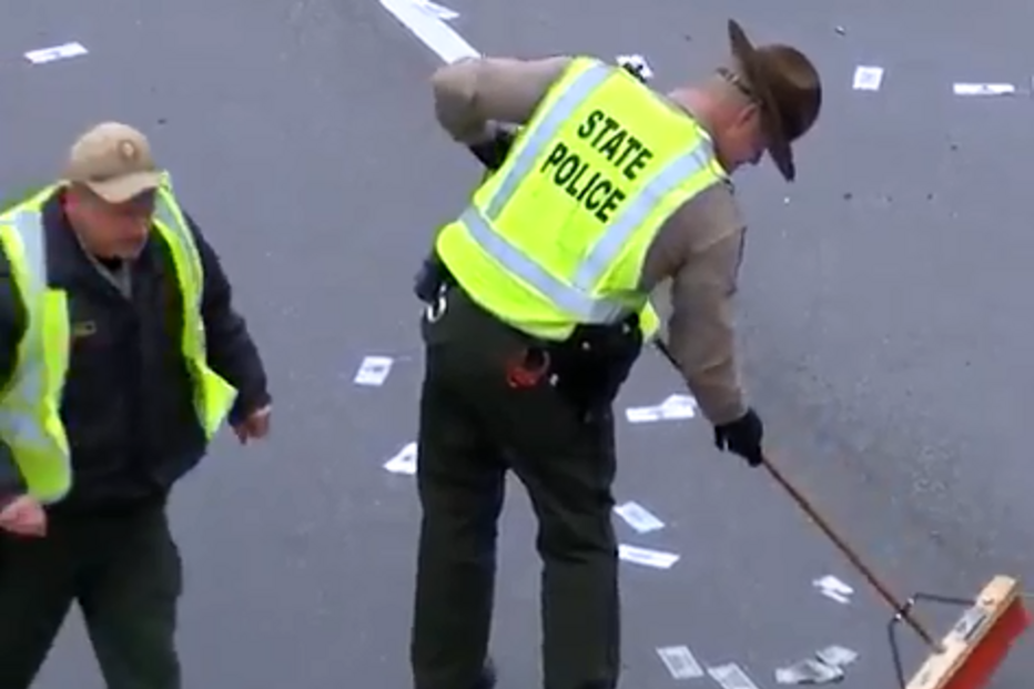 Acidente espalha dólares em estrada norte-americana