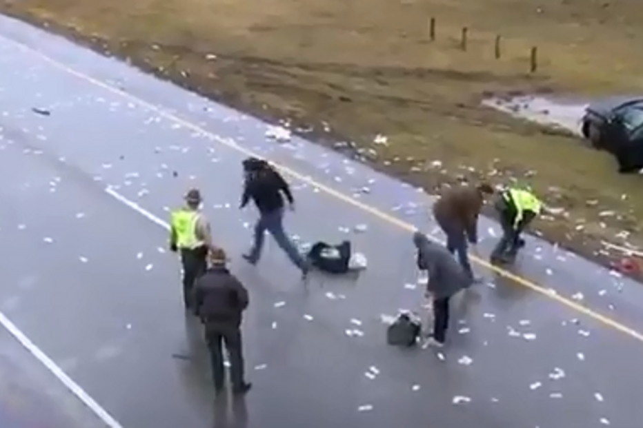 Acidente espalha dólares em estrada norte-americana