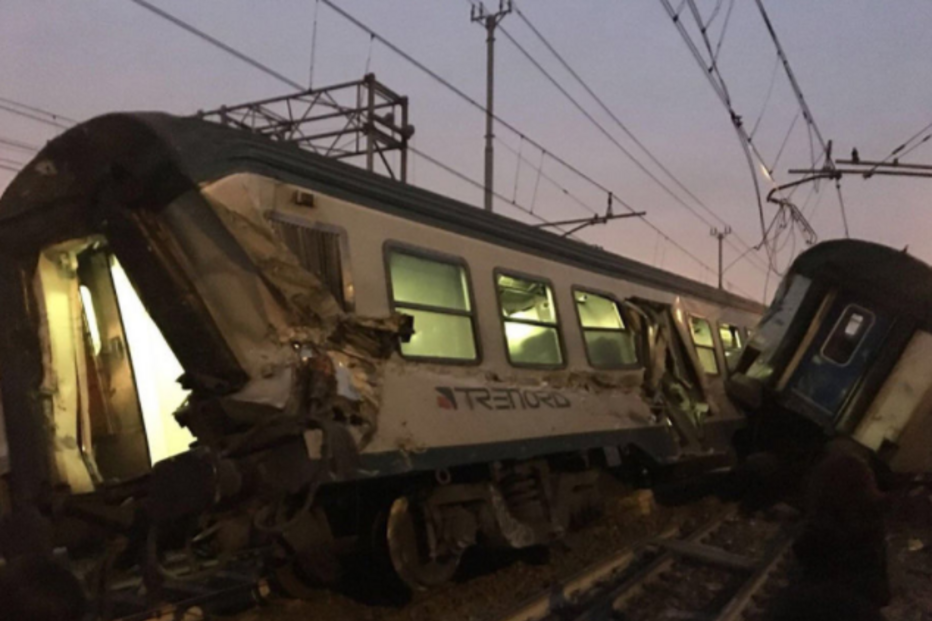 Descarrilamento de comboio provoca três mortos em Milão
