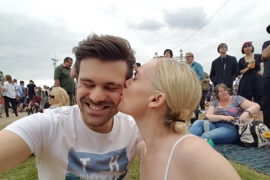 Anita mantém uma relação com Andrea, mas tem outros parceiros sexuais