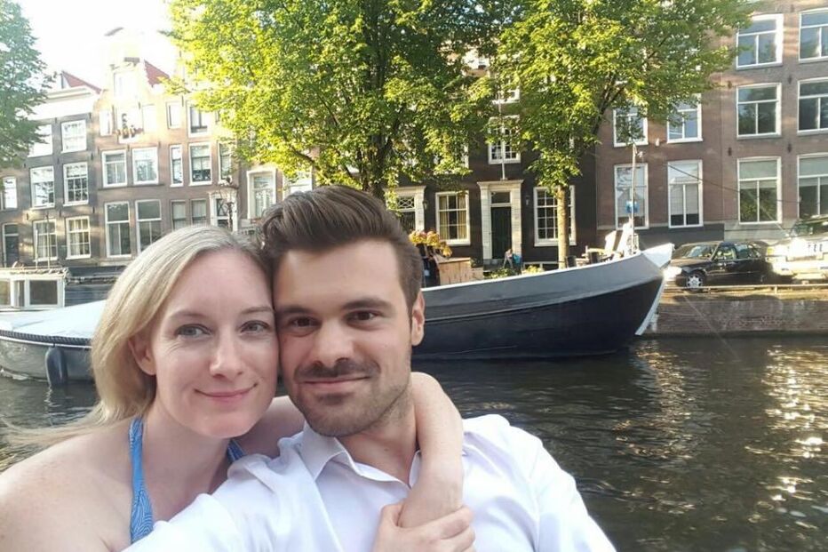 Anita mantém uma relação com Andrea, mas tem outros parceiros sexuais