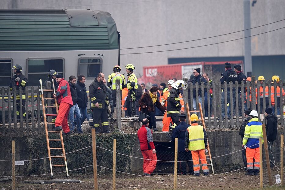 Descarrilamento de comboio faz três mortos em Milão