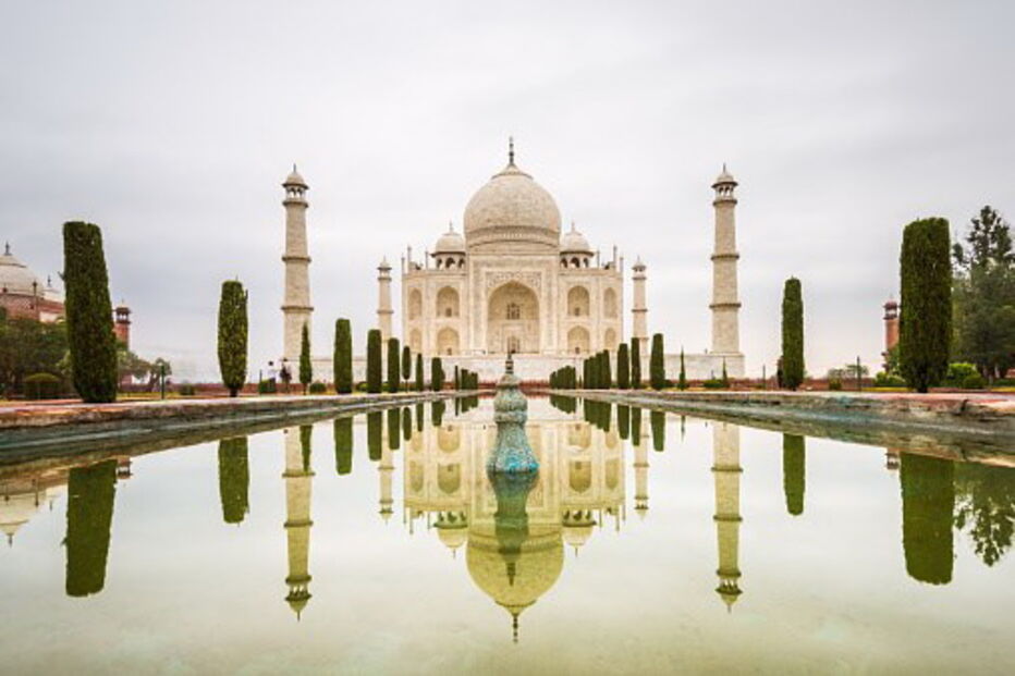 Taj Mahal, na Índia. O mausoléu está a ficar amarelo devido às multidões que ali acorrem todos os anos. O aumento do número de pessoas a visitar o monumento faz com que a visita se torne numa experiência caótica