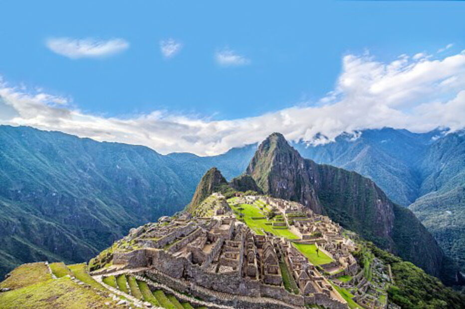 Machu Picchu, no Peru. Foi visitado, em 2016, por cinco mil pessoas por dia, o dobro do recomendado pela UNESCO. A intenção do país é diminuir drasticamente este número 