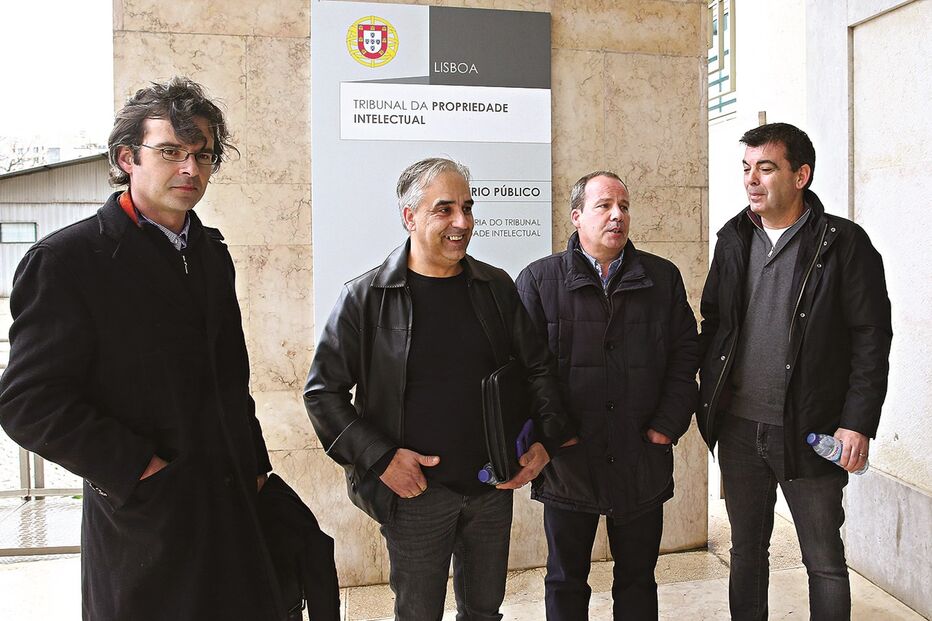 Manuel Londreira (2º à esq.) é natural de São João da Madeira. Viu o Ministério Público contrariar-lhe a tese de plágio  