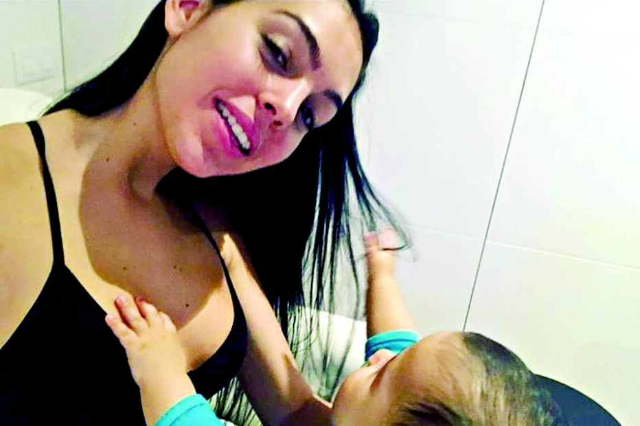 Georgina Rodríguez, de 23 anos, partilhou um momento divertido com Mateo, nascido em junho 