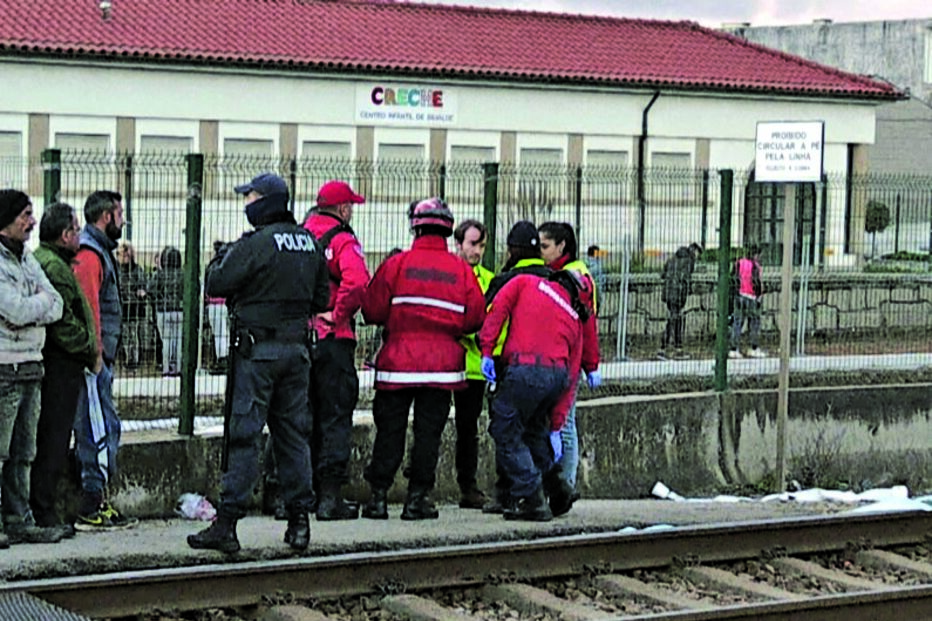 Corpo da vítima foi removido cerca de três horas depois do acidente mortal   