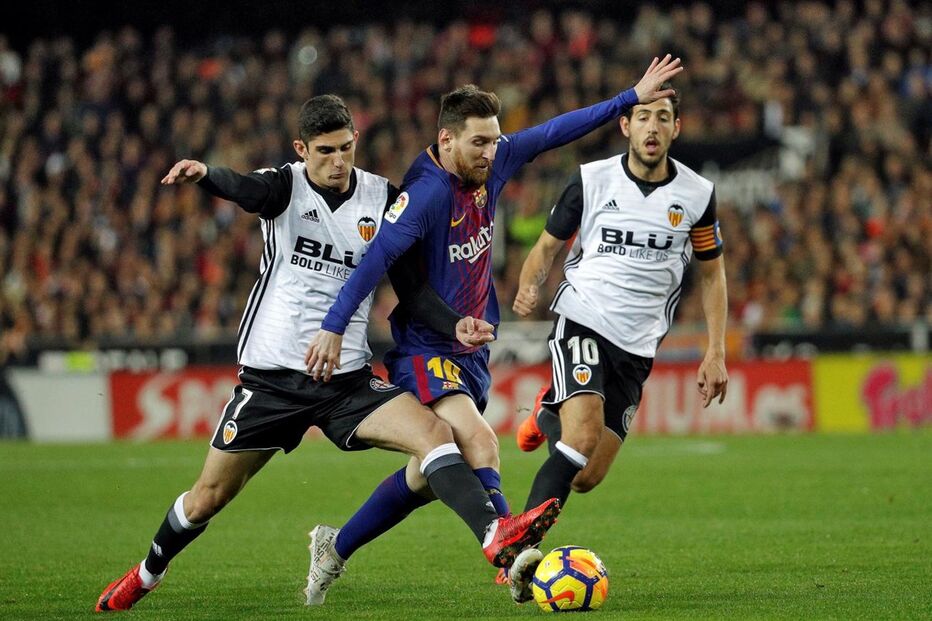 Gonçalo Guedes, do Valância, disputa a bola com Messi, do Barcelona